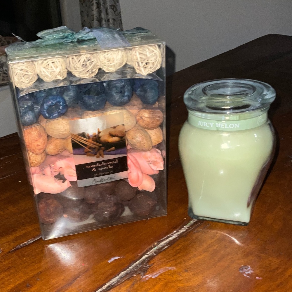 Candle-Lite Sandalwood & Suede Large Quality Potpourri & Juicy Melon Candle